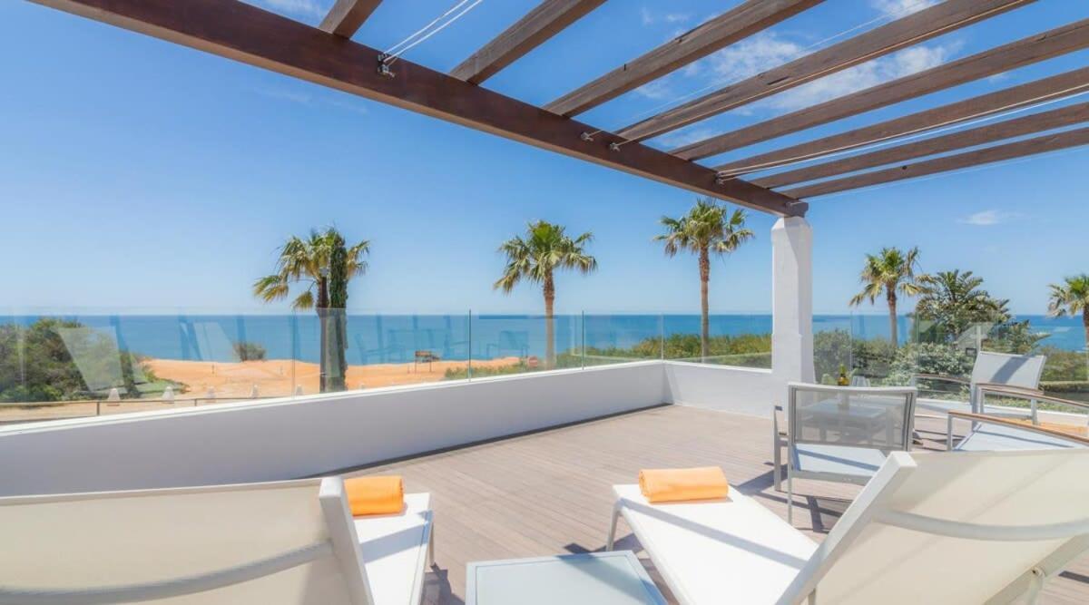 Villa Prado - Beautiful Beachfront Villa Албуфейра Екстер'єр фото